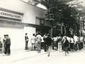 Черно-бели мигове от цветната мозайка на живота: Снимка с досие - на едно място се натрупала опашка, а един дошъл да снима