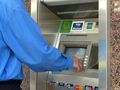Поканен да гледа Мондиала колега източил банковата карта на домакина
