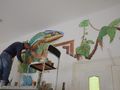 Шарен хамелеон пълзи по стената в Детския отдел на библиотеката