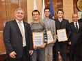 Трима отлични студенти наградени с приятни стипендии за 8 декември