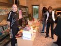 Деца и възрастни помагат на Дамян  с благотворителен базар в библиотеката