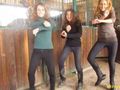 Три атрактивни дами включиха елитни коне в манията Gangnam style