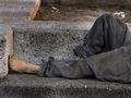 Бездомник спи под открито небе заради липса на места в приюта