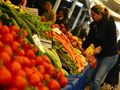 Краставици и зеле поскъпват, цените на плодовете падат
