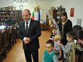 Коледари дариха кмета Стоилов с орехи и дюли за благополучие