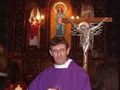 Отец Валтер освещава параклис в приюта „Добрия самарянин“
