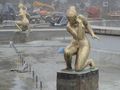 Почистване с киселина „позлати“ две от бронзовите момичета на Далчев