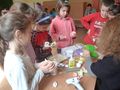 Деца шариха яйца и плетоха венци за базар в Николово