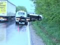 Камион изхвърли БМВ от пътя и избяга