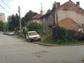 Разнебитена румънска „Дачия“ изчезна от кръстовище след поява на паяка