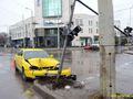 Пречупеният в катастрофа светофар на „Липник“ чака да стегне бетонът