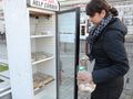 Емигранти сложиха хладилник с безплатна храна за бедни в Русе