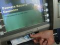 Камери на банкомат засекли крадла на портмоне да тегли чужди пари