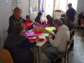 Бездомници плетоха мартеници в приюта „Добрия самарянин“