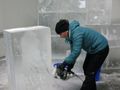 Осем художници превръщат 20 тона лед  в зимна приказка с виелици и светлина