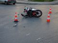 18-годишен моторист в болница след удар в кола