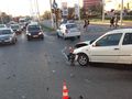 Пешеходец пометен в катастрофа между два автомобила