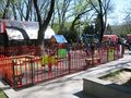Модерна площадка радва децата в малката градинка на площад „Свобода“