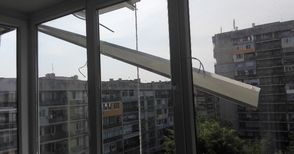 Плоча от блок „Лермонтов“ едва не уби човек на балкон
