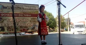 Сандрово събра на фестивалната сцена 5-годишната Ива и 83-годишната Николина