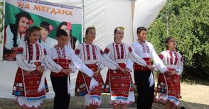 Самодейци от Ценово танцуваха и пяха на празник в Писарево