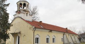 Ремонтират 150-годишна църква  в Две могили с пари от венчавка