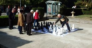 Шах на открито играят  в центъра на Ценово