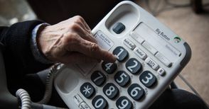 Възрастна жена обработвана четири часа по телефона от измамници