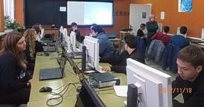 Младежи от няколко области  учат програмиране в Електрото
