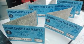 Веско Великов с членска карта №1 на фенклуба на „Дунав“