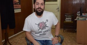 Между „Вещиците“ и „Робинзон Крузо“ Димитър Делев събира 120 настолни игри