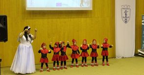 300 деца от 6 детски градини разказаха историята на една песен