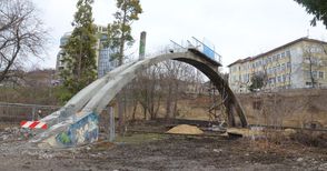 200-тонен кран демонтира арката на пасарелката при Облеклото