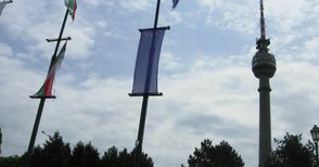 Скъсани знамена посрещат туристите на Левента
