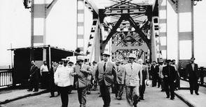 Сталин избира мястото на Дунав мост край Русе