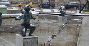 Падат мраморни плочки от зазимения фонтан с момичетата на Далчев