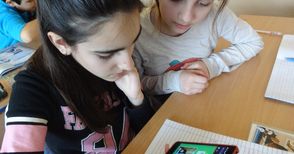Петокласници отговарят в час по английски през личните си телефони
