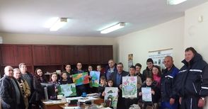 Ученици от Ценово украсиха  с рисунки офиса на ВиК