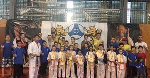 Куп медали за младите каратисти на „Ипон“