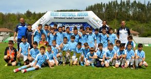 Дунавската футболна школа с три купи от турнир в Трявна