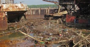 Чистят мазутните петна и боклуците в реката при КТМ