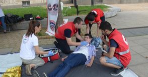 Доброволци демонстрираха първа помощ в чест на юбилея на Червения кръст