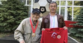 97-годишен русенски футболист на ЦСКА с юбилеен медал от „Армията“