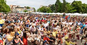600 деца рецитираха глаголицата в шествие-спектакъл на площада
