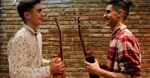 Двама млади музиканти бродят с укулеле по света