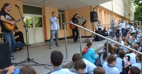 Български хитове звучаха в последния час на малките ученици в Европейското
