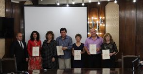 Четирима директори и две учителки получиха „Неофит Рилски“ на първа градска церемония