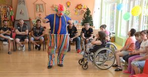 Рокери зарадваха децата в дом „Надежда“ с клоун и подаръци