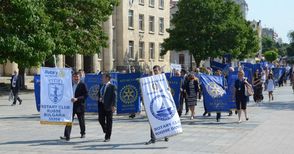 Знамена на 70 ротариански клуба дефилираха в тържествен парад