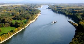 Два кораба работят за по-добър плавателен път по Дунав